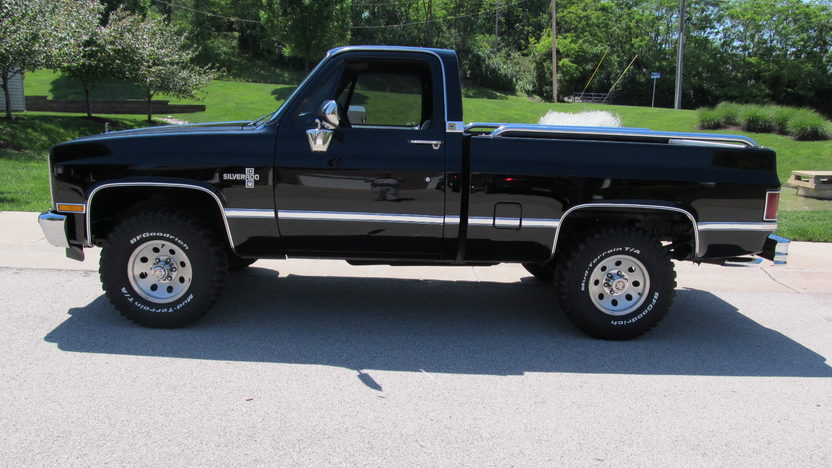 1987 Chevrolet Silverado 4x4 Short Bed Pickup | Mecum Indianapolis 2012